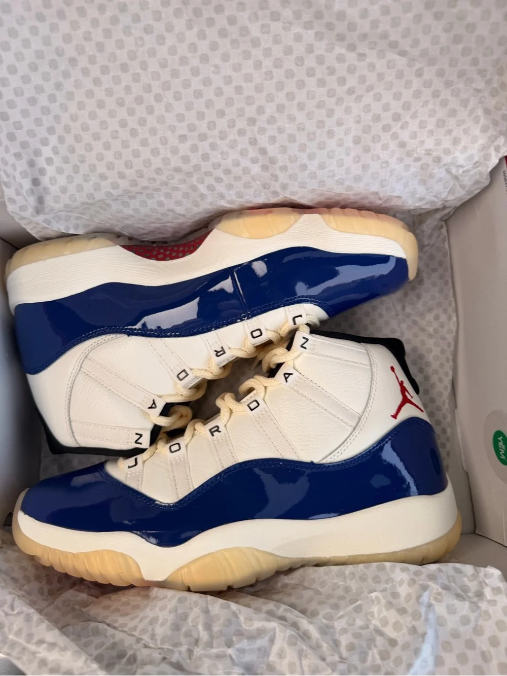 Jordan Men's Retro 11 Shoes in White & Blue